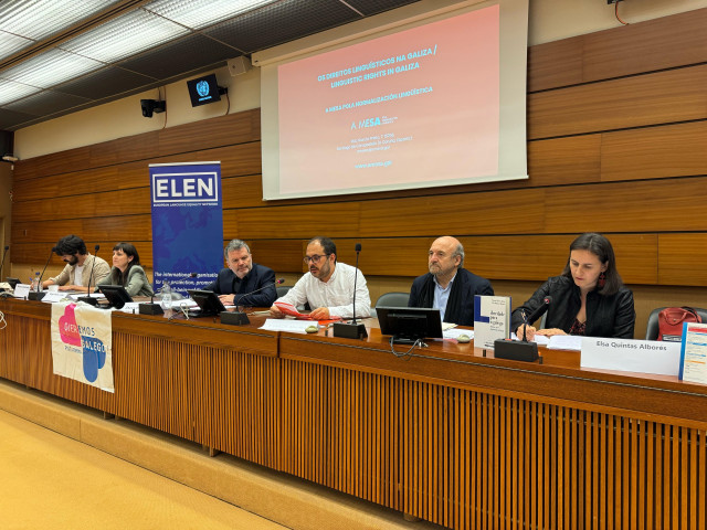 El presidente de A Mesa pola Normalización Lingüística, Marcos Maceira, y el presidente de la Asociación de Escritores en Lingua Galega (AELG), Cesáreo Sánchez, presentan este martes el informe de la situación del gallego en la sede de la ONU en Ginebra
