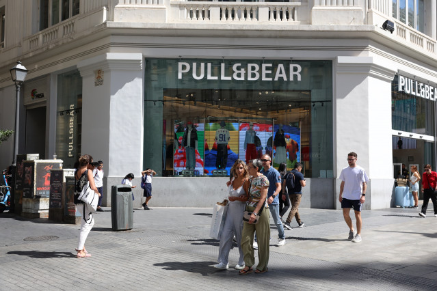 Archivo - Fachada de una tienda de Pull&Bear, a 11 de septiembre de 2024, en Madrid (España). Inditex registró un beneficio neto de 2.768 millones de euros durante el primer semestre de su ejercicio fiscal 2024-2025 (entre el 1 de febrero y el 31 de julio