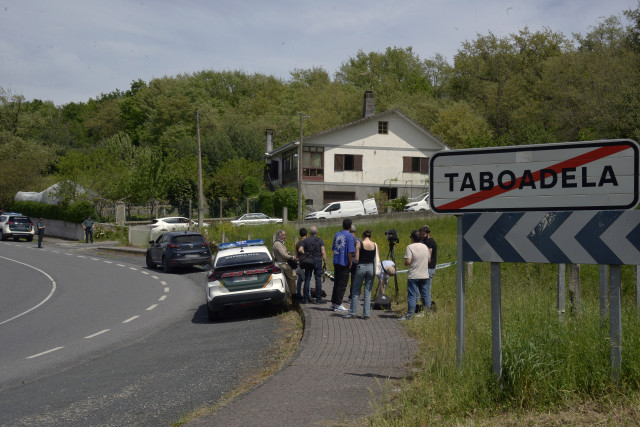 Agentes de la Guardia Civil trabajan en la vivienda, a 29 de abril de 2025, en Taboadela, Ourense, Galicia.