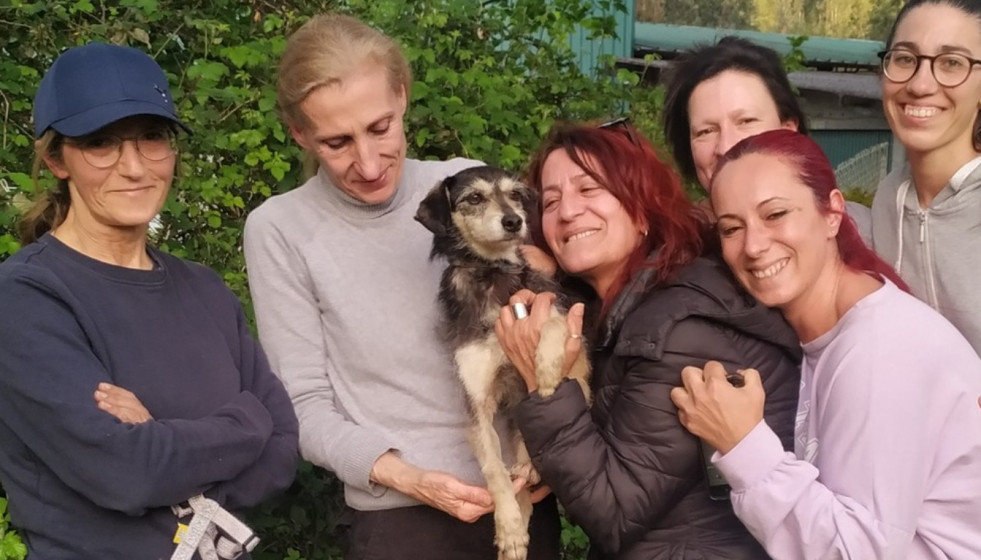 Flaco con sus rescatadoras