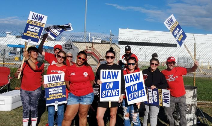 Trabajadoras de Stellantis durante una huelga en Estados Unidos en una foto del sindciato UAW