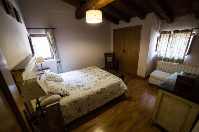 Archivo - Habitación de una casa rural en La Hiruela vacío durante a Pandemia Covid-19  en Abril 30, 2020 en La Hiruela, Madrid, España