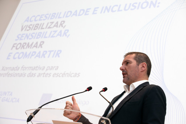 El conselleiro de Cultura, Lingua e Xuventude, José López Campos, abre una jornada formativa sobre inclusión y accesibilidad en las artes escénicas.