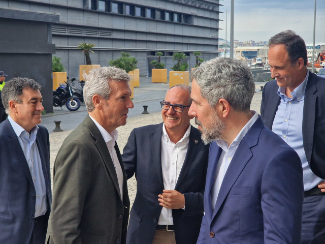 El presidente de la Xunta, Alfonso Rueda (izquierda), a su llegada para participar en un acto en la estación marítima de Vigo.