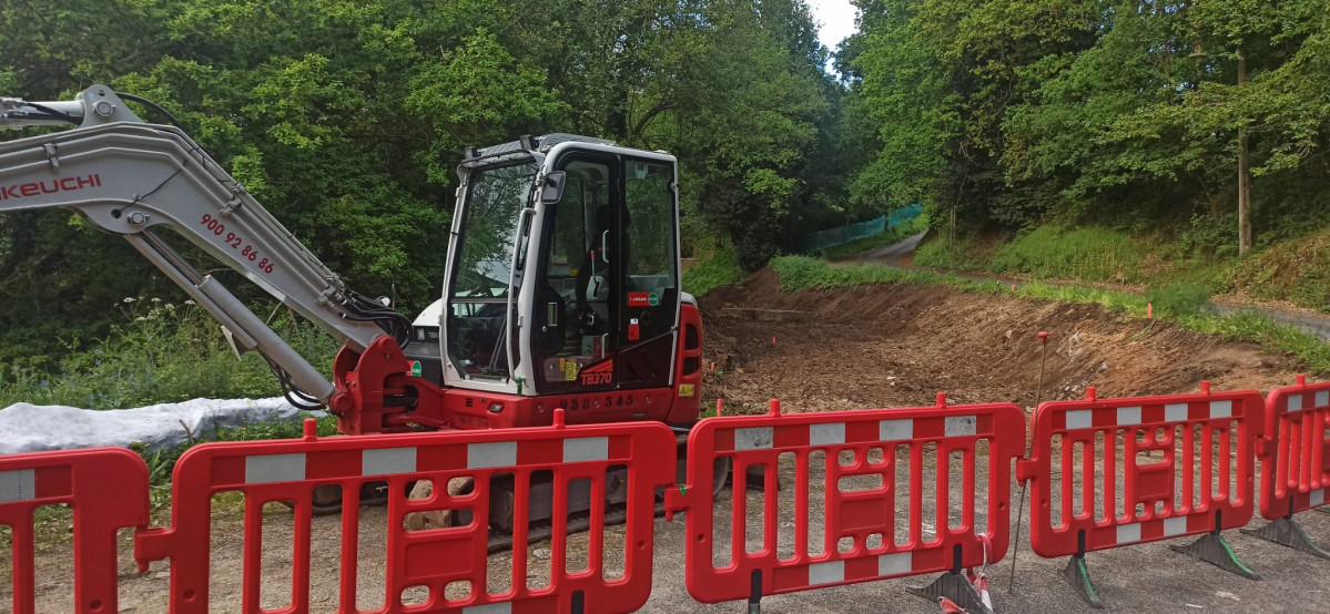 Excavadora en las obras del eje de movilidad entre Milladoiro y Santiago, a su paso por el Banquete de Conxo