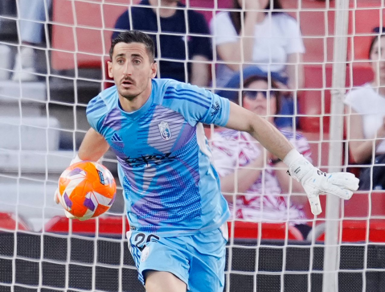 Diego Mariño agarra la portería y no la suelta en la escalada del Granada a Primera