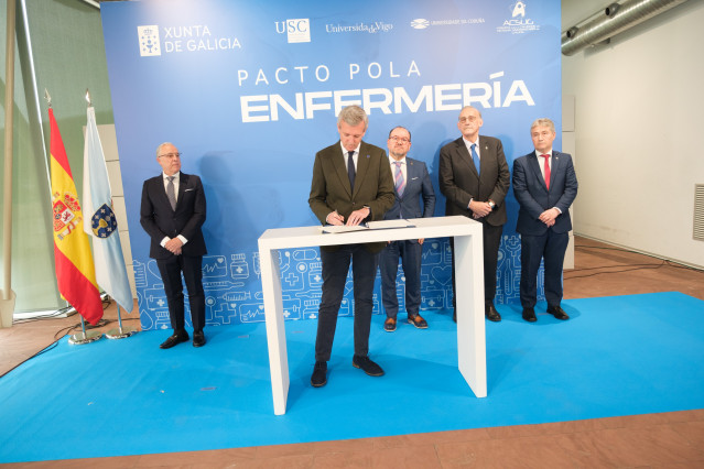 El presidente de la Xunta, Alfonso Rueda, firma el 'Pacto pola Enfermaría' ante el presidente de la Acsug, Juan José Nieto Roig, y los rectores de las universidades gallegas: Antonio López (USC), Manuel Reigosa (UVigo) y Ricardo Cao (UDC).