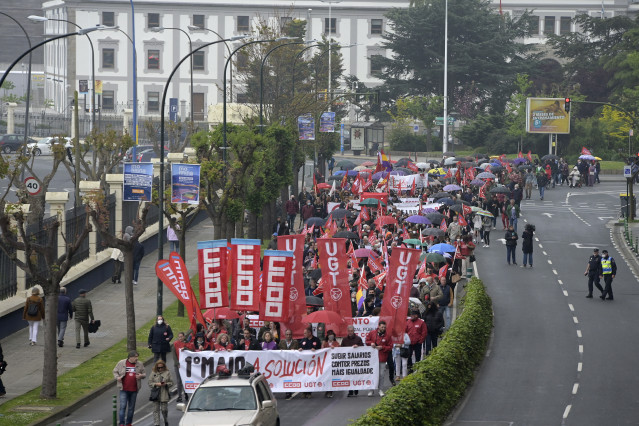 Archivo - Centenares de personas marchan, durante la manifestación por el Día Internacional de los Trabajadores o Primero de Mayo.