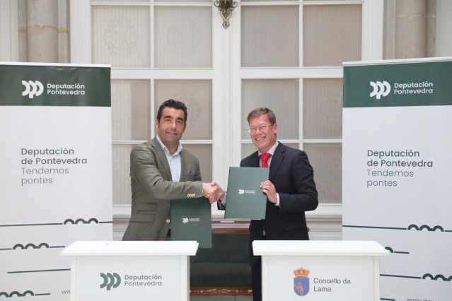 López y Carrera firmando el acuerdo.