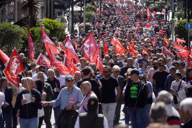Decenas de personas participan durante la manifestación por el Día del Trabajador.
