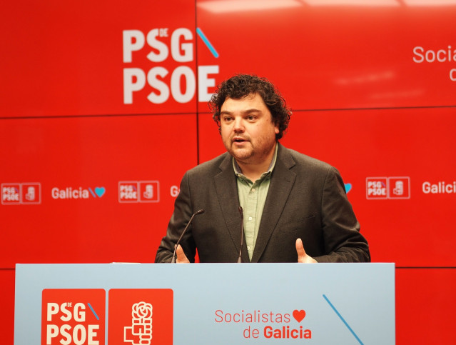 Archivo - El portavoz de la Ejecutiva del PSdeG, Julio Torrado, en rueda de prensa