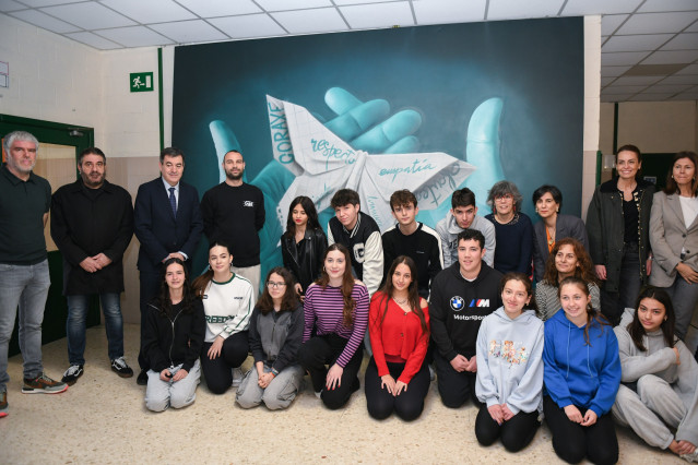 Mon Devane presenta el mural 'A Bolboreta branca' en el IES Arcebispo Xelmírez I,