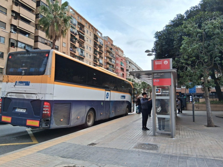 Monbus expedienta al conductor que obligó a refugiados malienses a bajarse de su autobús en Ourense