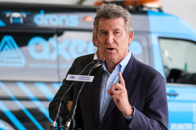 El presidente del Partido Popular, Alberto Núñez Feijóo, interviene ante los medios junto al presidente de la Xunta de Galicia y del PPdeG, Alfonso Rueda, después de visitar el Centro Integrado de Atención a las Emergencias (CIAE), a 2 de mayo de 2025, en