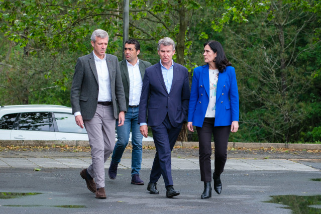 El presidente del Partido Popular, Alberto Núñez Feijóo, interviene ante los medios junto al presidente de la Xunta de Galicia y del PPdeG, Alfonso Rueda, después de visitar el Centro Integrado de Atención a las Emergencias (CIAE), a 2 de mayo de 2025, en