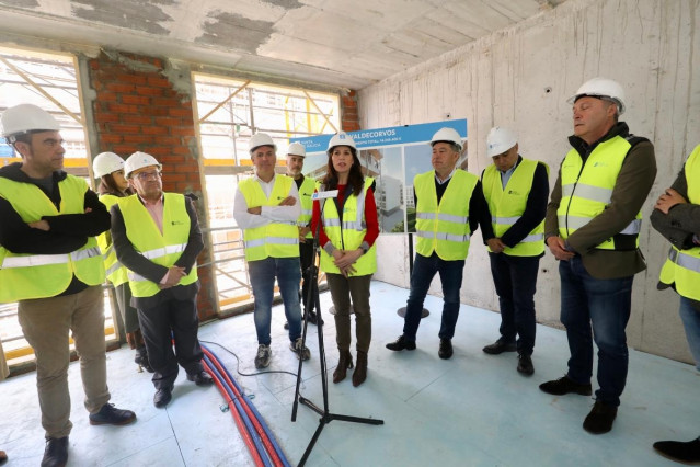 La conselleira de Vivenda e Planificación de Infraestruturas, María Martínez Allegue, en una visita a las obras de viviendas en Valdecorvos junto al alcalde de Pontevedra, Miguel Anxo Fernández Lores
