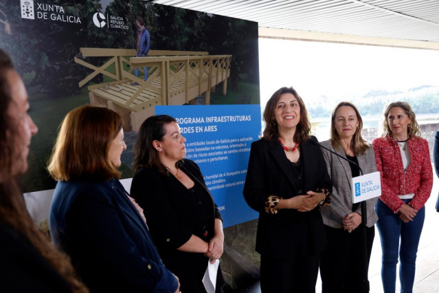 La conselleira de Medio Ambiente, Ángeles Vázquez, en una visita a Ares