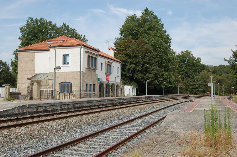 Vecinos de Vilar de Barrio piden a la Xunta reconvertir la antigua estación de tren en un geriátrico