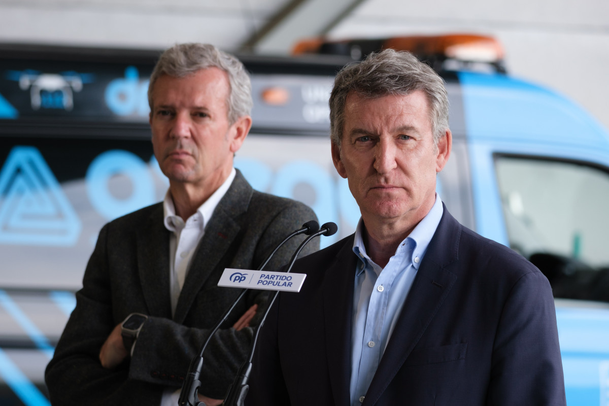 El presidente del Partido Popular, Alberto Núñez Feijóo, interviene ante los medios junto al presidente de la Xunta de Galicia y del PPdeG, Alfonso Rueda, después de visitar el Centro Integrado de