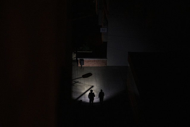 Las calles de la ciudad sin luz durante el apagón, a 28 de abril de 2025, en Vigo, Pontevedra, Galicia (España). Un apagón eléctrico ha asolado España, Portugal y parte de Francia a las 12.30h. de la mañana. Sin saber aún las causas concretas del apagón,