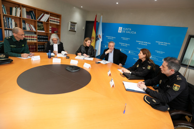 El conselleiro de Sanidade, Antonio Gómez Caamaño, y la secretaria xeral técnica, Natalia Lobato, se reúnen con las fuerzas y cuerpos de seguridad del Estado.