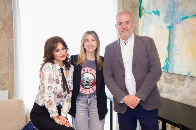 La poeta Yolanda Castaño, directora del centro Residencia Literaria 1863, la responsable de Igualdad del Ayuntamiento de A Coruña, Nereida Canosa; y el concejal de Cultura, Gonzalo Castro.