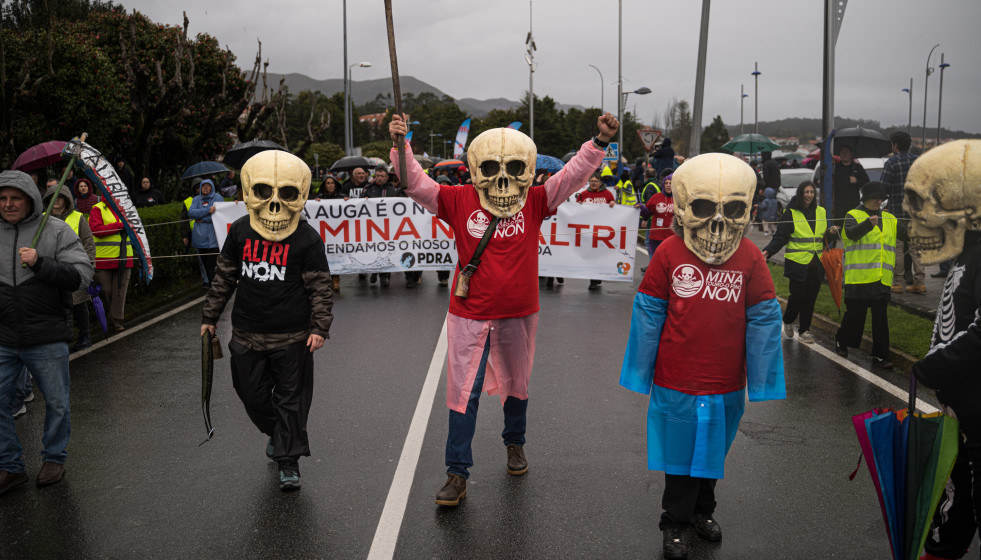 Archivo - Varias personas durante una nueva manifestación contra Altri, a 22 de marzo de 2025, en Pobra do Caramiñal, A Coruña, Galicia (España).