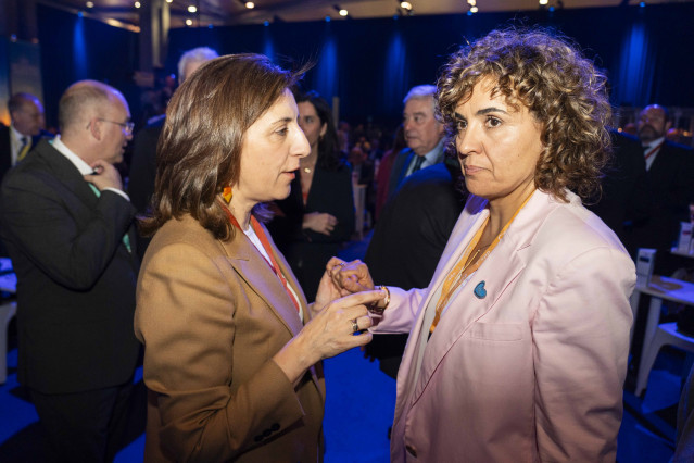 La responsable de Medio Ambiente e Cambio Climático de la Xunta, Ángeles Vázquez, y la vicepresidenta de la Comisión de Peticiones y miembro de la Comisión de Medio Ambiente, Dolors Montserrat.