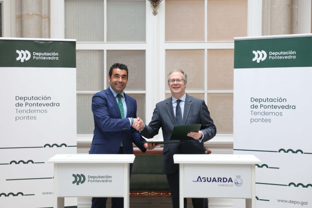 El presidente de la Diputación de Pontevedra, Luis López, y el alcalde de A Guarda, Roberto Carrero.