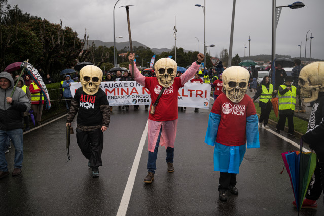 Archivo - Varias personas durante una nueva manifestación contra Altri, a 22 de marzo de 2025, en Pobra do Caramiñal, A Coruña, Galicia (España).