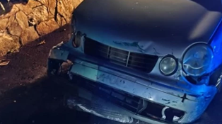 Destroza su coche tras huir de un control policial en Redondela, una persecución temeraria, sin carné y drogado