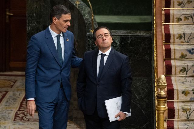 Archivo - El presidente del Gobierno, Pedro Sánchez (i) y el ministro de Asuntos Exteriores, Unión Europea y Cooperación, José Manuel Albares (d)