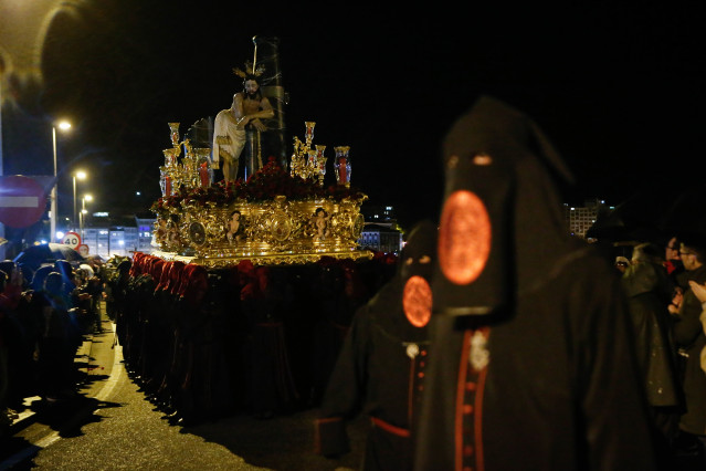 Cofrades portan el paso durante la procesión de ‘La misericordia’, en el Jueves Santo de Viveiro, a 17 de abril de 2025