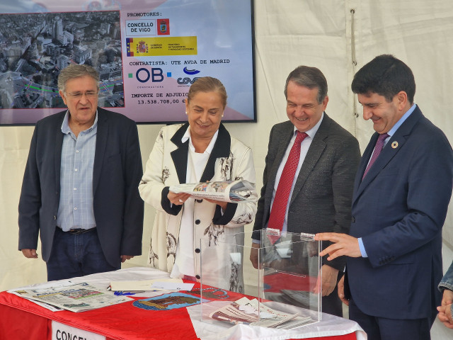 Imagen de la primera piedra de la obra.