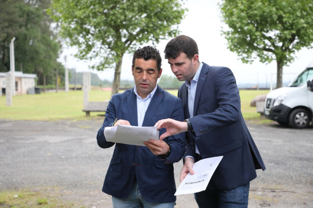 El presidente de la Diputación de Pontevedra, Luis López, con el alcalde de A Estrada, Gonzalo Louzao