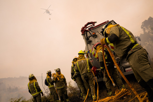 Archivo - Agentes del equipo de Bomberos de Galicia trabajan durante un incendio, a 5 de septiembre de 2024, en Crecente, Pontevedra, Galicia (España). Un incendio forestal en el ayuntamiento pontevedrés de Crecente, en la parroquia de Filgueira, que perm