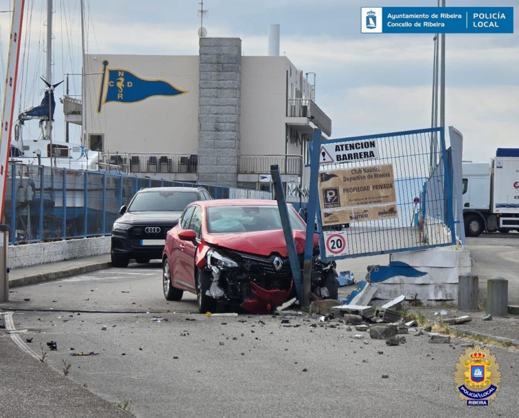 Ribeira quiere retirarle el carné a un conductor acusado de ejercer de taxista pirata y chocar contra una valla