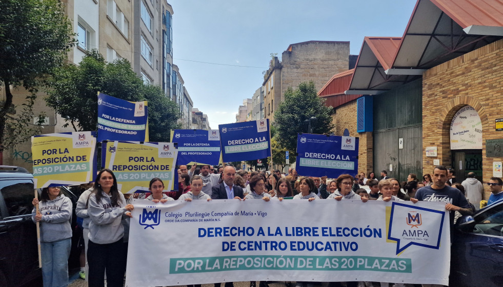 Imagen de la concentración realizada por padres y docentes del Compañía de María de Vigo.