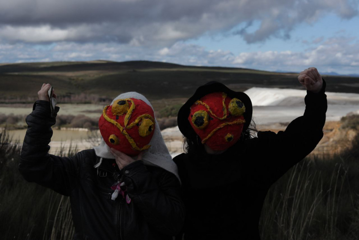 Maru00eda Lavandeira y Mononokee delante de la mina Penouta, entroido 2024