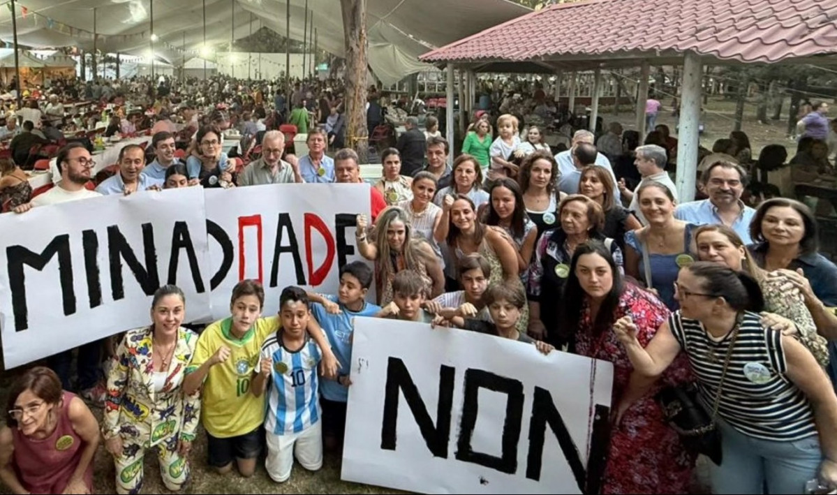 Protesta contra la mina de Doade en la reciente Jira del Centro Gallego de Mu00e9xico en Mu00e9xico DC en una foto del Facebook de SOS Suu00eddo