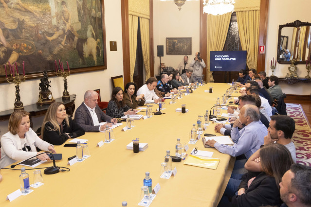 Reunión en el Ayuntamiento de A Coruña entre representantes municipales, del sector de la hostelería y vecinos