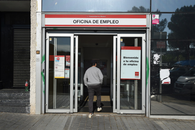 Un hombre entra a una oficina de empleo, a 6 de mayo de 2025, en Madrid (España). La Seguridad Social ganó una media de 230.993 cotizantes en abril respecto al mes anterior (+1,1%), gracias, sobre todo, al impulso de la hostelería, que sumó más de 108.000