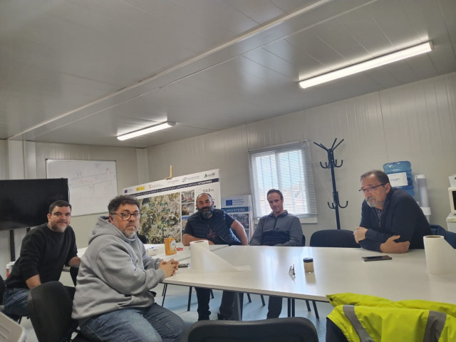 Encierro de operarios y miembros de la CIG en las oficinas de la UTE que hace el acceso ferroviario al Puerto Exterior de A Coruña para demandar condiciones dignas y mejoras de seguridad.