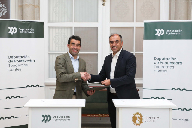 El presidente de la Diputación de Pontevedra, Luis López, y el alcalde de Poio, Ángel Moldes, firman el convenio del Plan Extra.