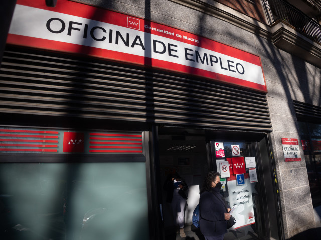 Archivo - Entrada a una oficina del SEPE, a 1 de abril de 2025, en Madrid (España). El paro registrado en las oficinas de los servicios públicos de empleo bajó en 13.311 personas en marzo en relación con el mes anterior (-0,5%) debido, sobre todo, al sect