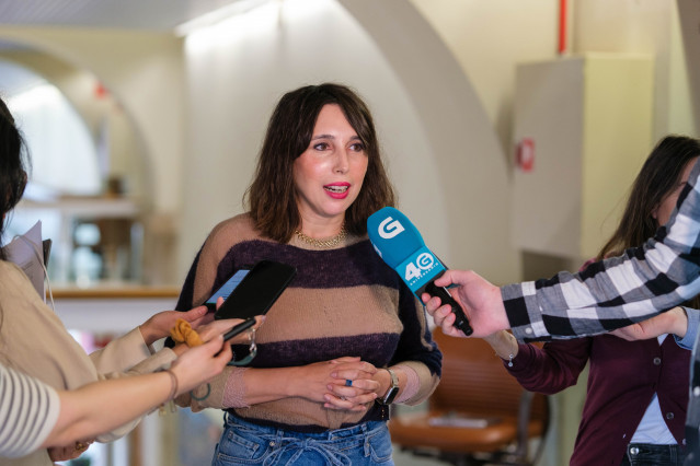 La conselleira de Economía e Industria, María Jesús Lorenzana, en declaraciones a los medios en el Parlamento