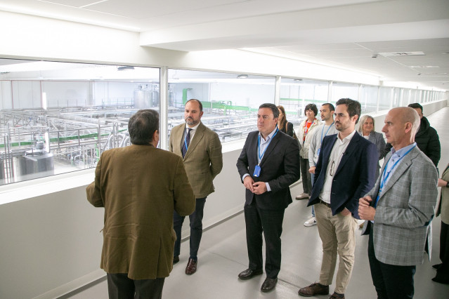 El presidente de la Diputación de A Coruña, Valentín González Formoso, visita Curtis