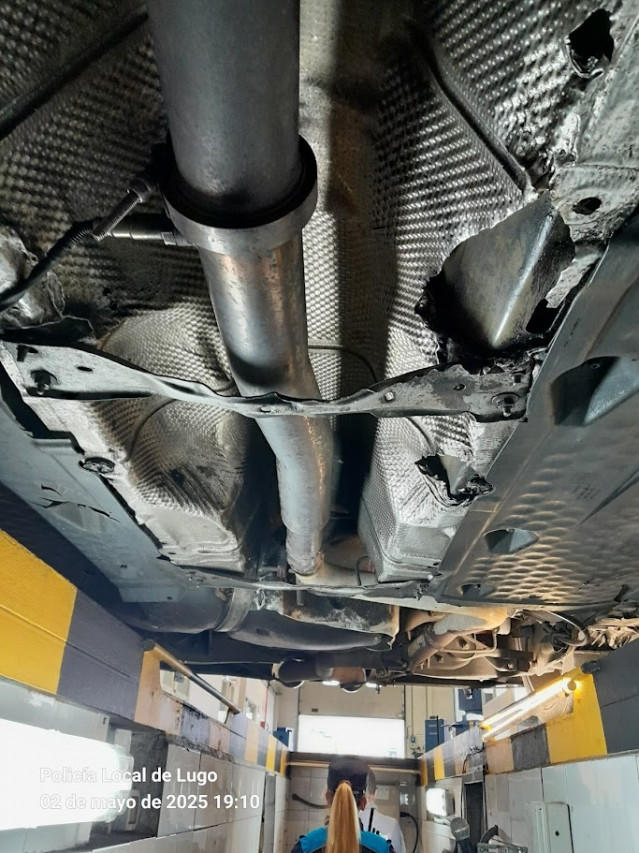 Inspección a un vehículo 'tuneado' en Lugo, que circulaba con varias modificaciones que no habían sido homolagadas.