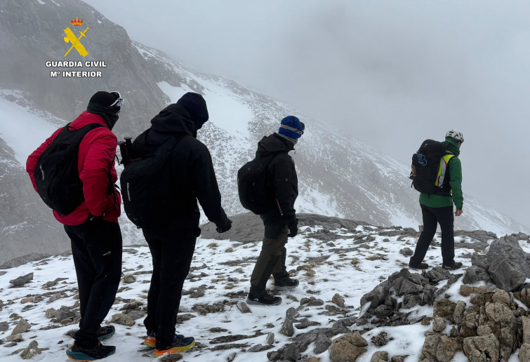 La Guardia Civil tiene que rescatar a tres excursionistas de A Coruña en el Canal de Vidro de los Picos de Europa
