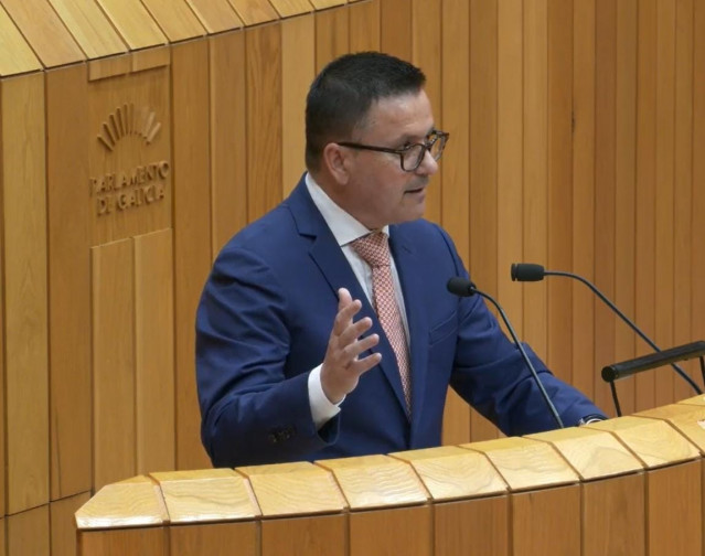 El conselleiro de Emprego, José González, en el pleno